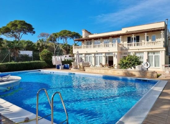 CALA MILLOR: Repräsentative Villa mit viel Privatsphäre, gehobener Ausstattung, guter Anbindung und eigenem Tennisplatz