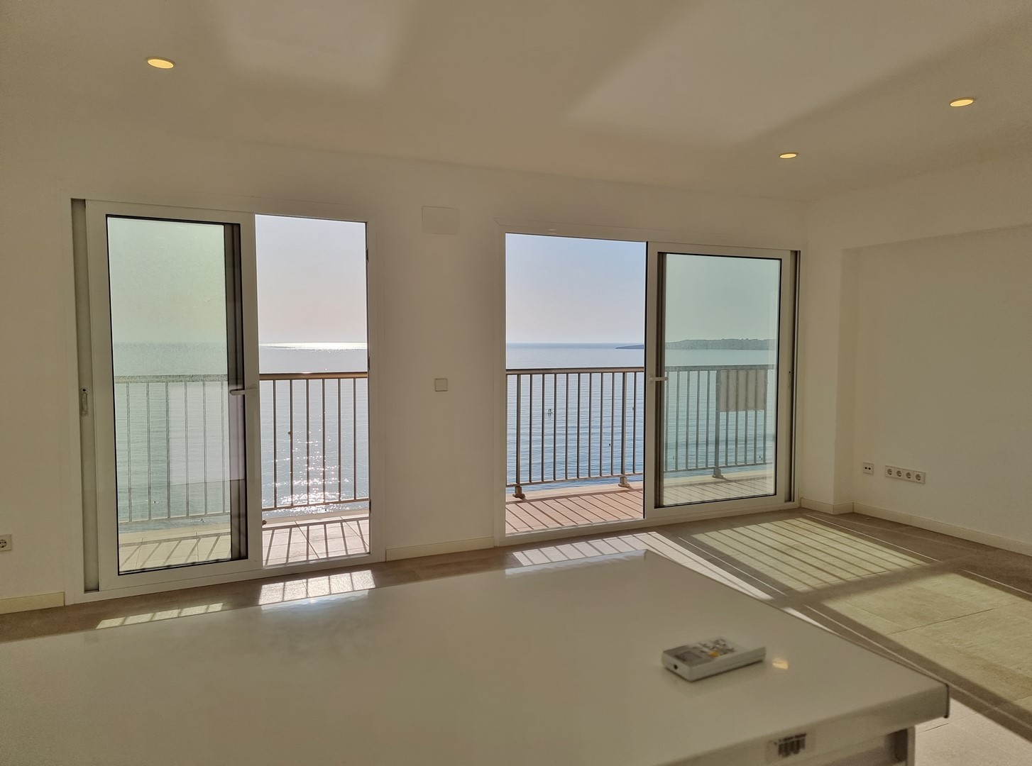 CALA MILLOR: Herrliche Meerblick-Wohnung mit spektakulärem Meer- und Panoramablick aus der 1. Reihe, komplett renoviert