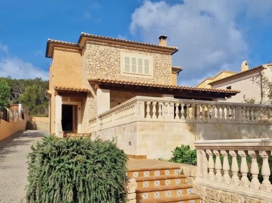 CALA MESQUIDA: Herrliches Naturstein-Einfamilienhaus mit schönem Panorama- und Meerblick in ruhiger, bevorzugter Wohnlage