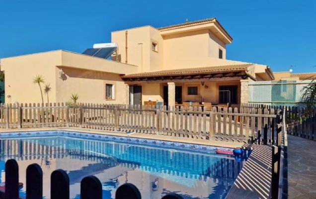 PORTO COLOM: Herrliche Villa mit gehobener Ausstattung, Swimming Pool, nebst Außenküche und Garage in ruhiger, bevorzugter Lage