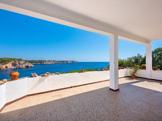 CALA LLOMBARDS: Moderne Villa mit spektakulärem Meerblick und viel Potenzial