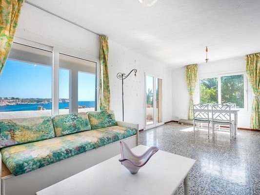 CALA LLOMBARDS: Moderne Villa mit spektakulärem Meerblick und viel Potenzial
