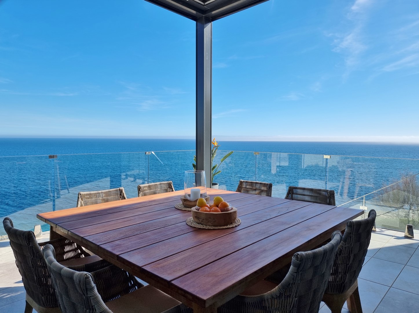 CALA MURADA: Moderne Neubau-Villa mit Gäste-Apartment und spektakulärem Meerblick aus der ersten Reihe in strandnaher, privilegierter Lage