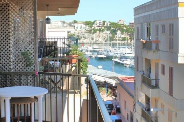 PORTO CRISTO: Strandnahe Wohnung mit großem Balkon und Blick auf den Yachthafen in Top-Zustand