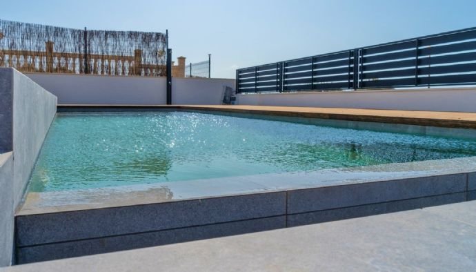COLONIA DE SANT PERE: Moderne Neubau-Villa mit spektakulärem Meerblick und gehobener Ausstattung in bevorzugter Lage