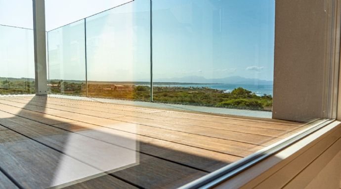 COLONIA DE SANT PERE: Moderne Neubau-Villa mit spektakulärem Meerblick und gehobener Ausstattung in bevorzugter Lage