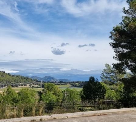 SON SERVERA: Schönes Hanggrundstück mit Panorama- und Meerblick und guter Anbindung